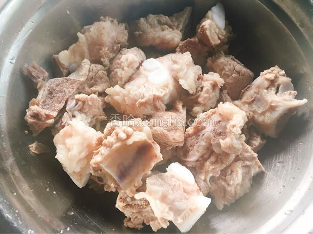 将焯水后的排骨用冷水冲洗干净装入盆中。