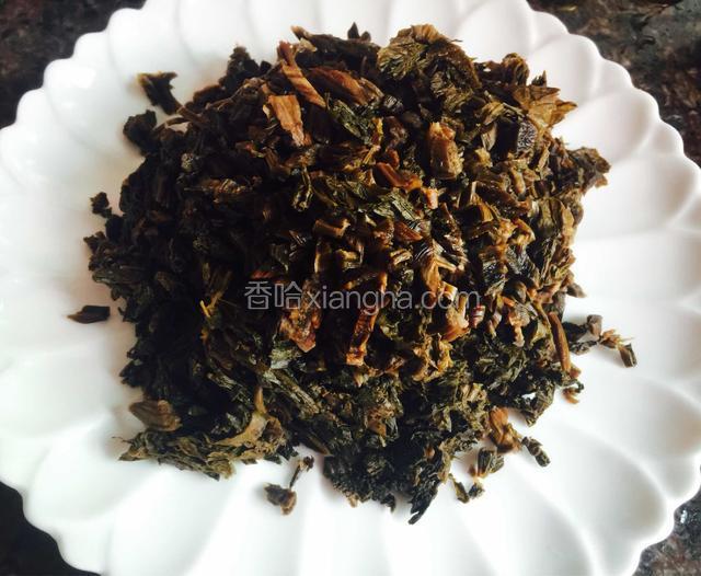 梅菜浸泡后洗净切碎