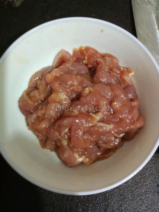 切好肉用盐、生抽、生粉、料酒拌匀腌一小会