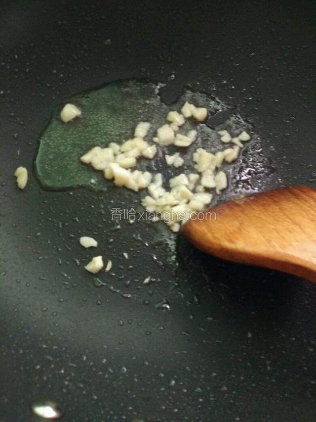 重新放油下大蒜爆香