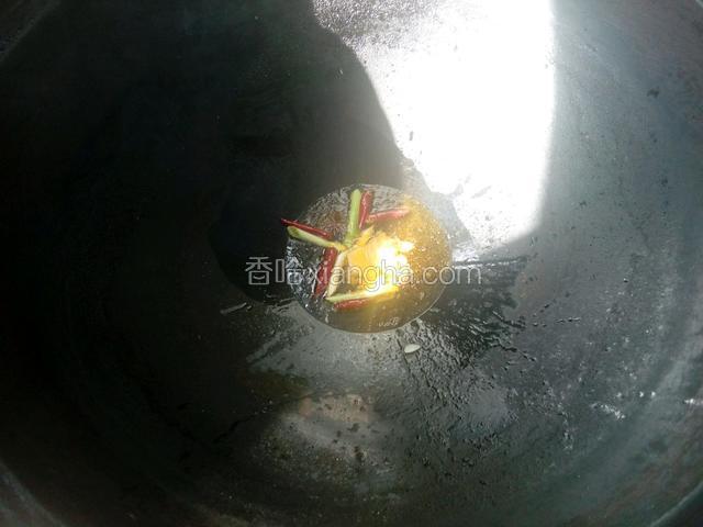 锅中热油，放入葱、姜、蒜、八角、干红椒爆香