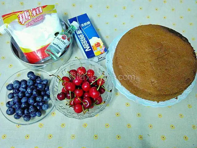 准备材料。八寸可可戚风(做法参考之前菜谱)，蓝莓，樱桃，淡奶油，糖粉，朗姆酒。