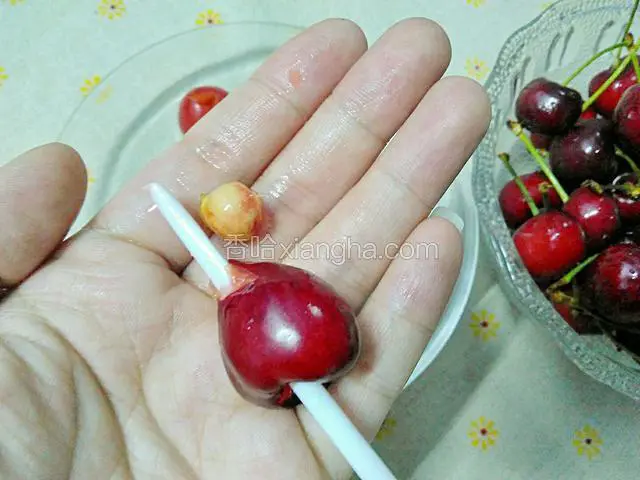 樱桃清洗干净，如图用吸管去除果核。