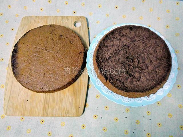 将可可戚风从中间一分为二成两片蛋糕片。