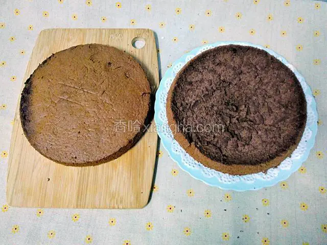 将可可戚风从中间一分为二成两片蛋糕片。