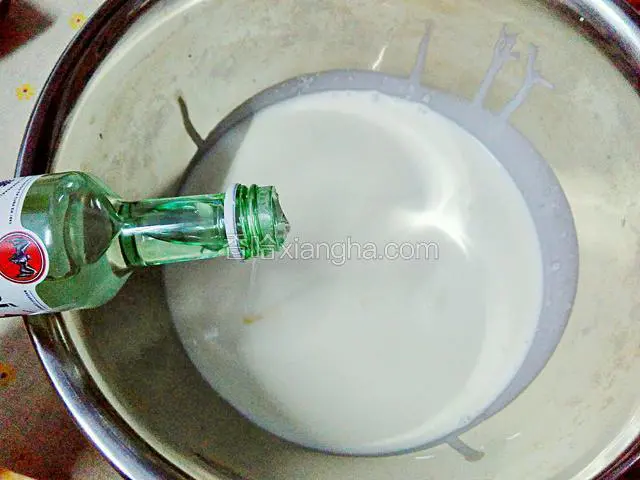 淡奶油中加入少许朗姆酒。