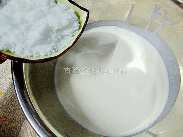 再倒入糖粉。