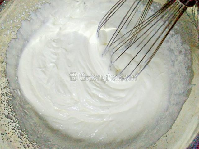 用电动打蛋器低速打发至出现明显纹路即可。
