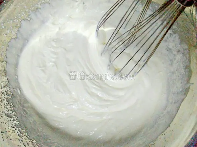 用电动打蛋器低速打发至出现明显纹路即可。