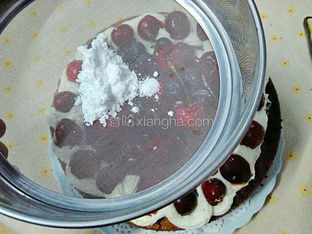过筛上一些糖粉。