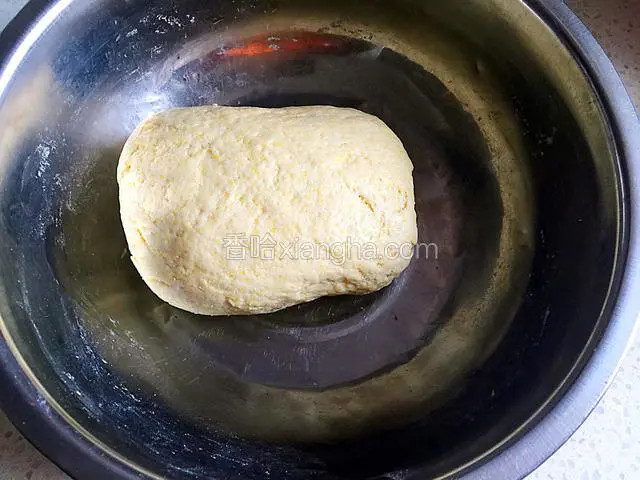 揉成光滑细腻的面团。
