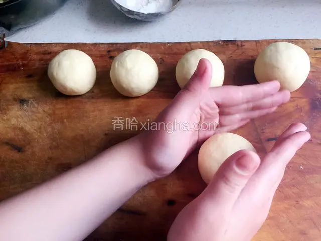小剂子揉成圆球，一只手往前一只手往后推动馒头转起来，转出高度。