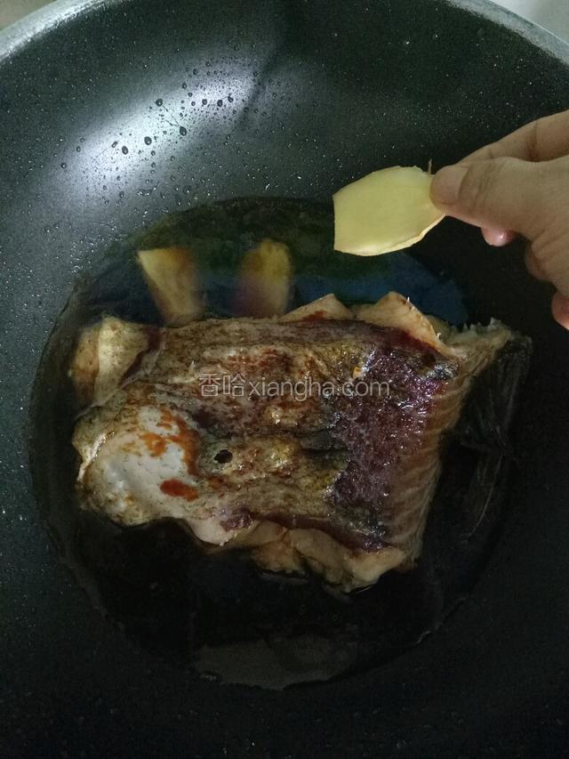 放入白糖和生姜加盖焖煮。