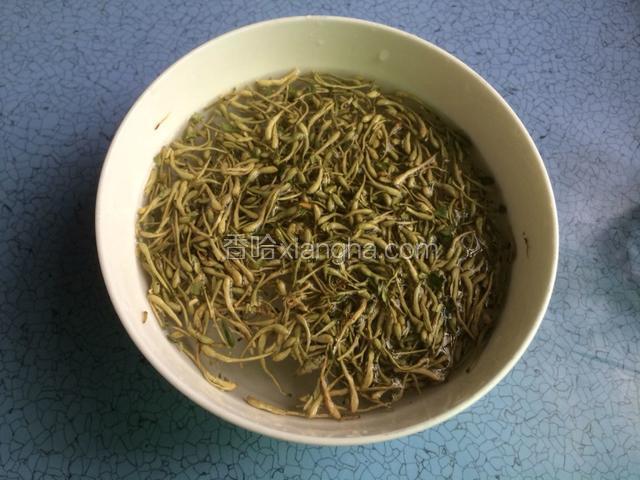 金银花用清水洗净后浸泡一会儿。