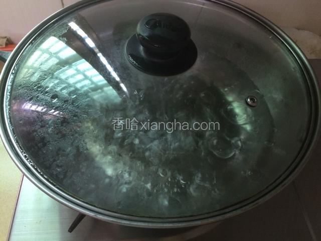 锅里煮开水，然后关火。