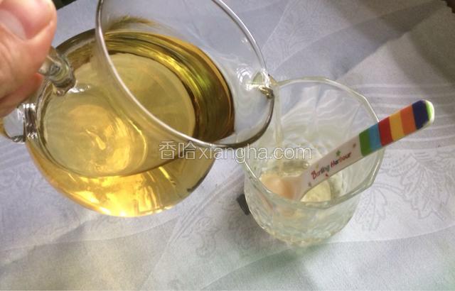 金银花水放凉后，加入蜂蜜搅拌均匀即可饮用。