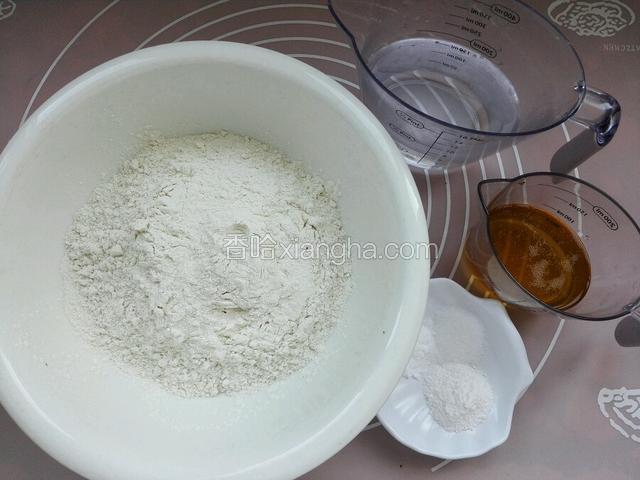称重面粉500克，泡打粉3克，碱面2克，盐1克，食用油50克，温水300毫升。