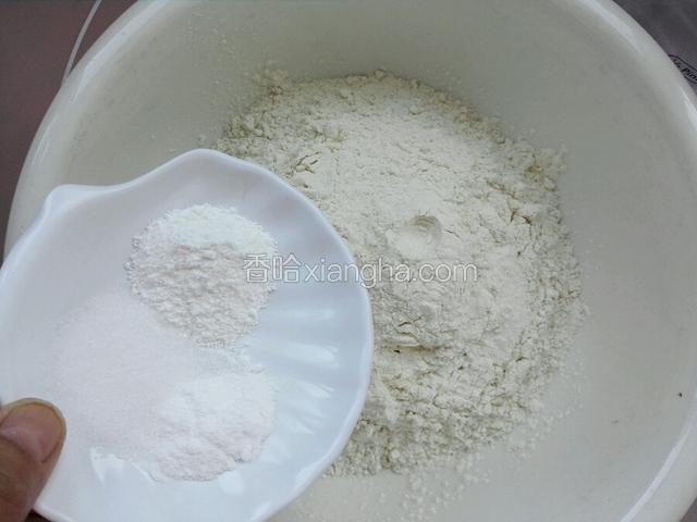 把泡打粉，碱面，盐一同倒入面粉中，干粉搅拌均匀。