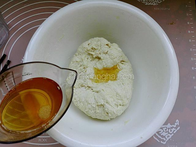 在分次加入食用油，每次加入揉匀在加下次，直到油全部加完揉匀，盖上温布饧2-3小时，每隔一小时揉一揉，这样炸出更酥脆