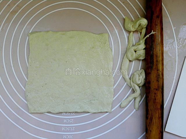 饧制好面团，用擀面杖成碗边厚度园面片，切刀切去四边。