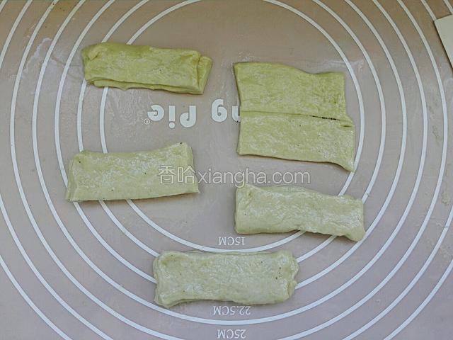 然后切成2厘米宽10厘米长的长条，二个重叠在一起。
