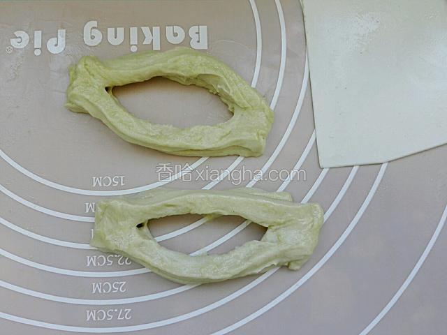 在用切刀中间切开，两边不能切段像着样。