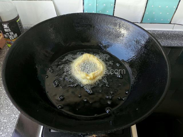 锅中放适量食用油，油热分个下入生胚焦圈，顺间用筷子在中间兜着转圈炸，这样中间不会粘连，成焦圈状。
