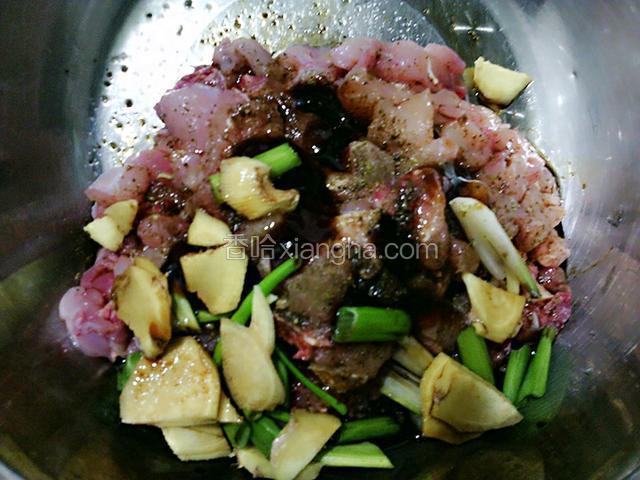 剁好的兔肉用盐，耗油，花椒粉，胡椒粉，料酒，姜，葱，进行淹渍，（淹渍40分钟以上）