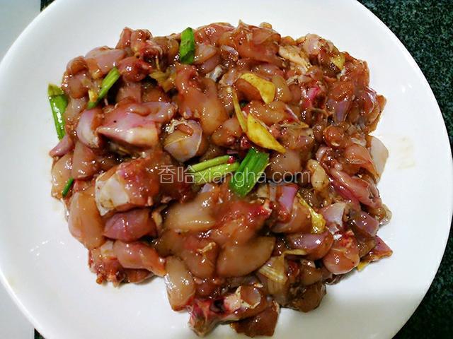用手把兔肉抓匀，进行淹渍兔肉时，准备其它调料