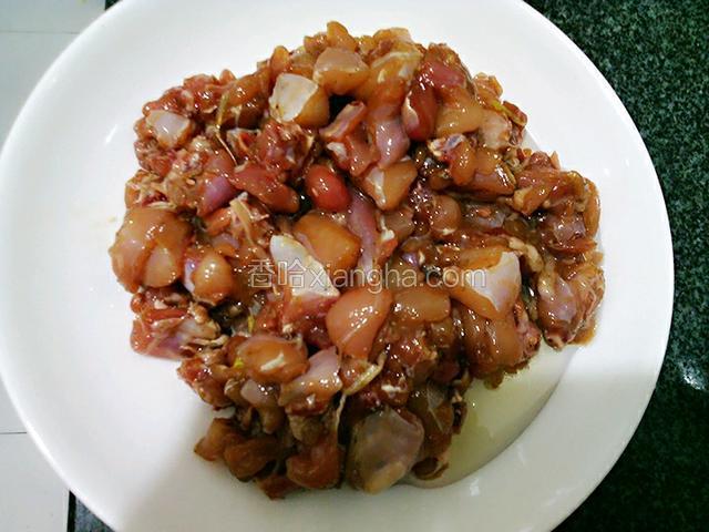 淹渍好的兔肉，减去葱，姜，放入少许油，这样待炸制时以免粘连，