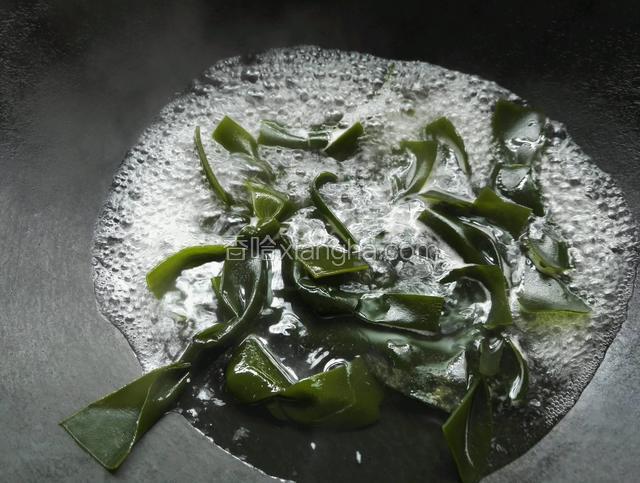 海带结也一样煮3分钟捞起备用沥干