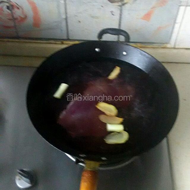 洗净的猪肝放锅中，凉水下锅，加料酒，葱段，姜片煮熟。