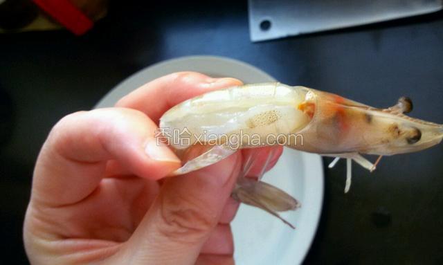 把大虾开背去掉虾线，虾枪和虾脑也要去掉。