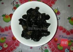 木耳炒西芹的做法图解1