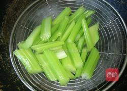 木耳炒西芹的做法图解4