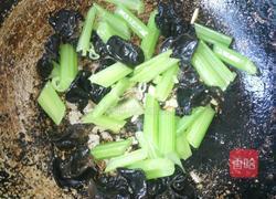 木耳炒西芹的做法图解9