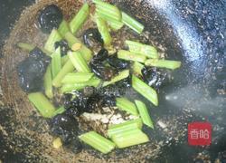 木耳炒西芹的做法图解10