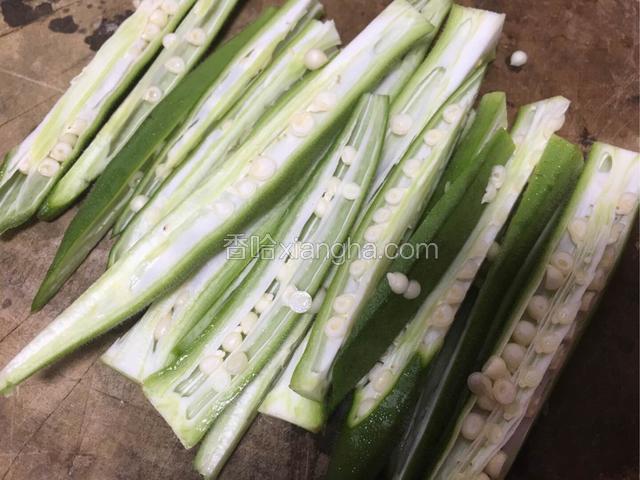 秋葵清洗干净后切长条；