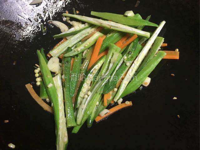 秋葵和胡萝卜入锅煸炒；