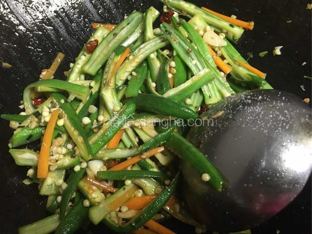 加入适量盐和鸡精调味；