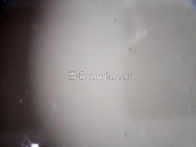 加入玉米油，炼乳，纯牛奶和细砂糖用手动打蛋器搅拌均匀