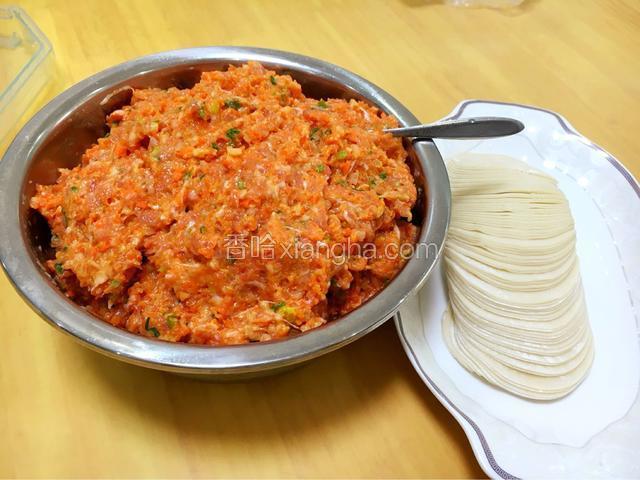 准备好饺子皮开始包饺子了（饺子皮是买现成的）再准备一小碗清水