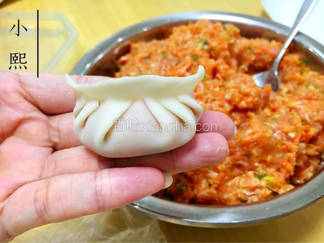 如图所示：把左边也按照右边的方法做完，一个饺子就成功了。