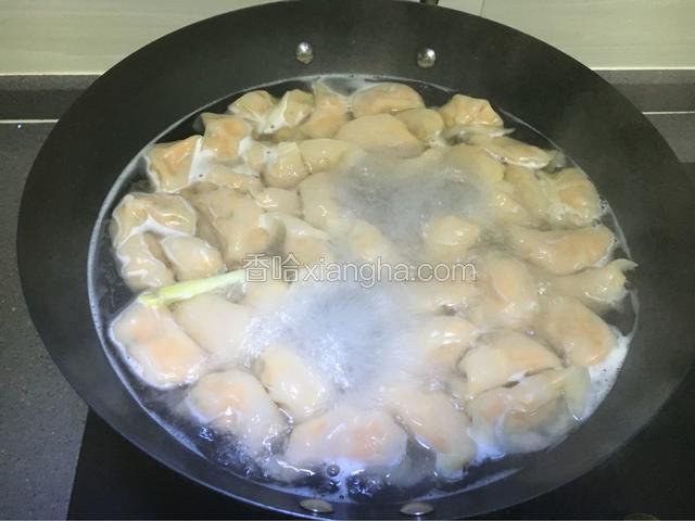 水烧开后放入所需分量的饺子，煮至饺子浮起时，加入一碗冷水，让它再度煮开，然后加第二次冷水，再煮开，这项步骤称之为