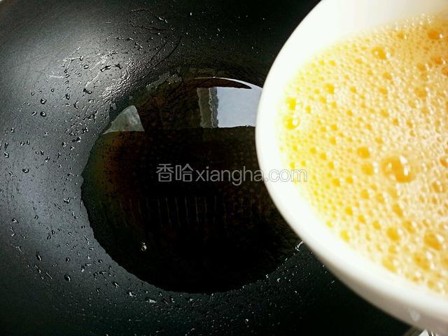 鸡蛋打入碗里，加几滴料酒，锅里油烧热，下入蛋液