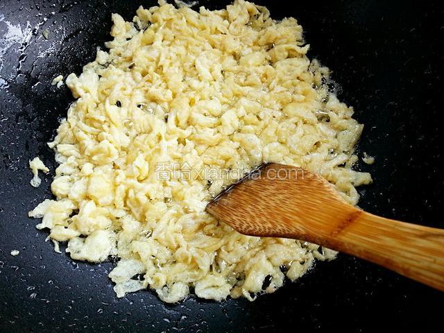 用铲子将鸡蛋尽量弄成小粒，放一边晾凉
