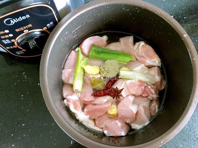 放入刚刚没过肉的水。定时10分钟。