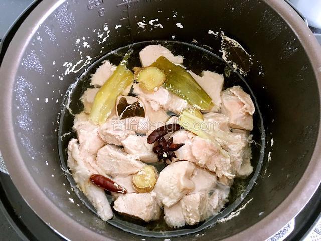 时间到后，高压锅泻压后，打开锅盖，晾凉。