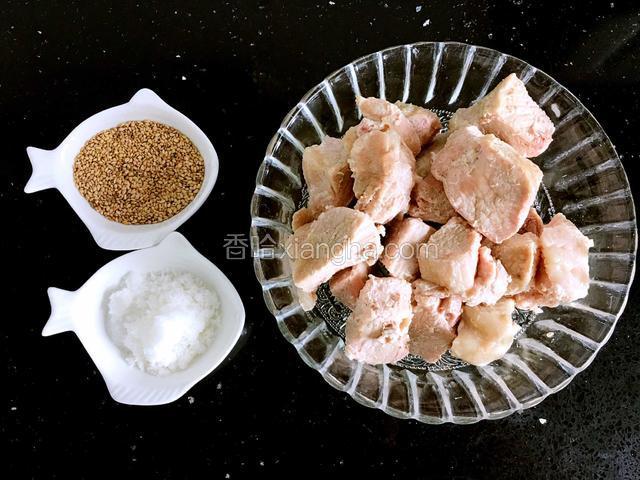 捞出肉控水备用。