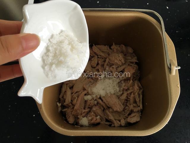 把肉放入面包机，加入糖。